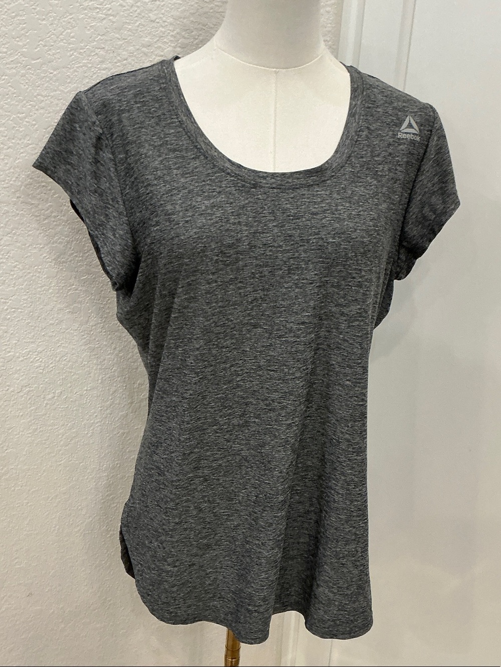 Reebok Women's Dark Heather Gray Scoop Neck Short Sleeve Tee